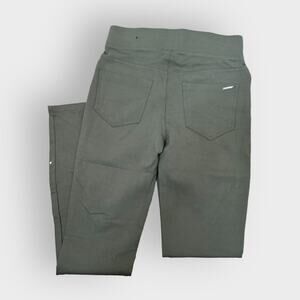 Tahari skinny jegging pants